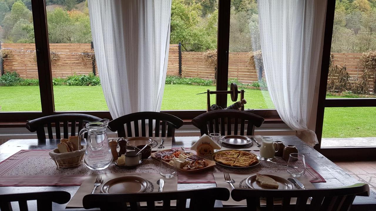 Sura Lu' Vasile. Acomodação com café da manhã Crivina  Exterior foto